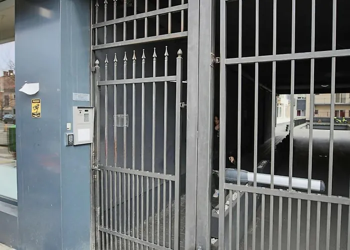 Stylish - Parking And Balcony